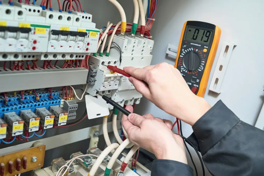 Monteur meet met een multimeter in een groepenkast