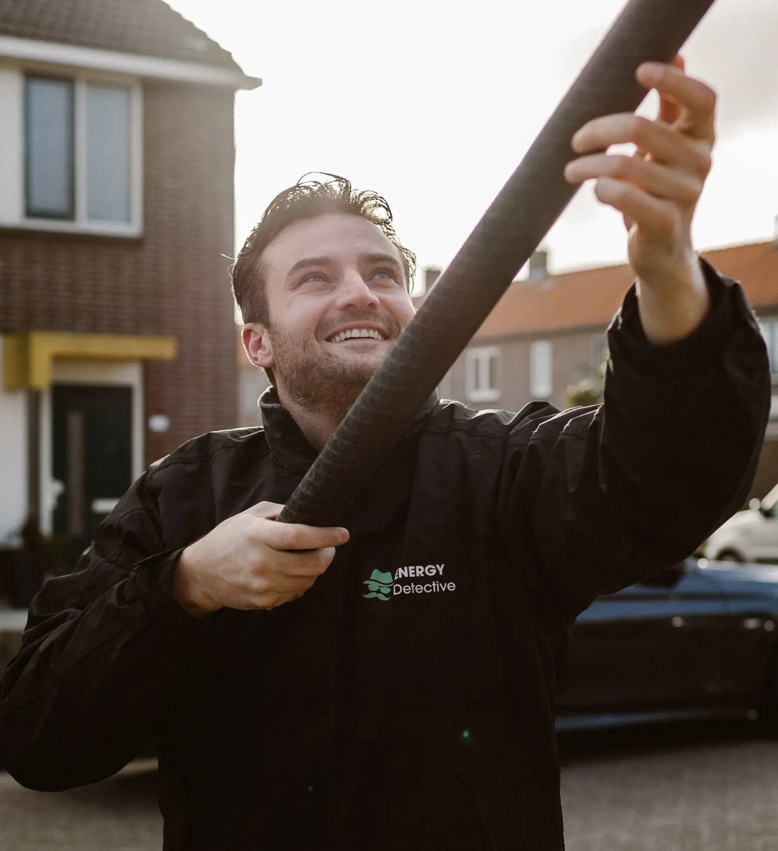 Monteur van Energy Detective legt een leiding aan bij een woning