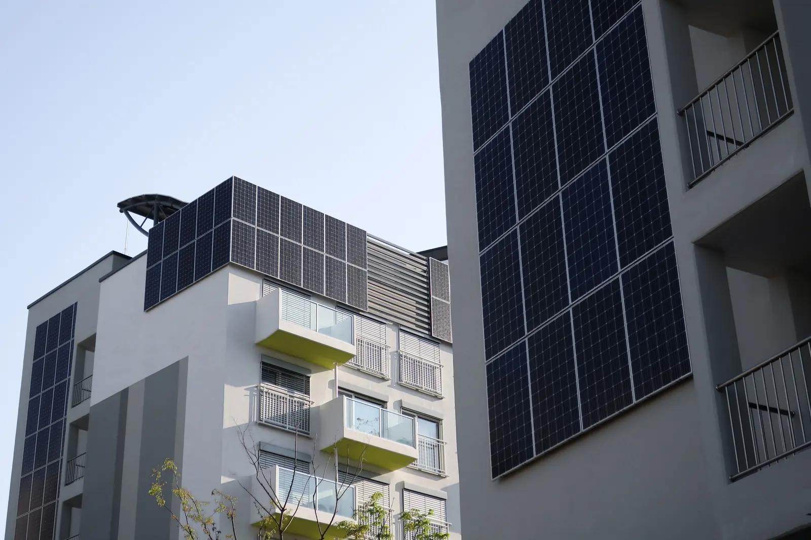 Zonnepanelen op de gevel en het dak van een wooncomplex